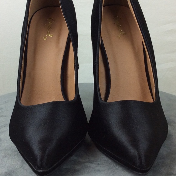 Qupid Black Satin/Nubuck Pumps - Picture 2 of 7